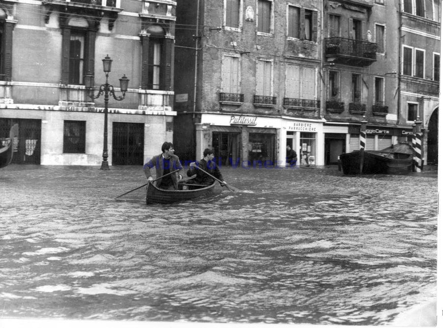 Fig. 3 una canoa "americana" durante l'"aqua granda" del 4 novembre 1966. (Foto di L. Della Fiorentina) novembre 1