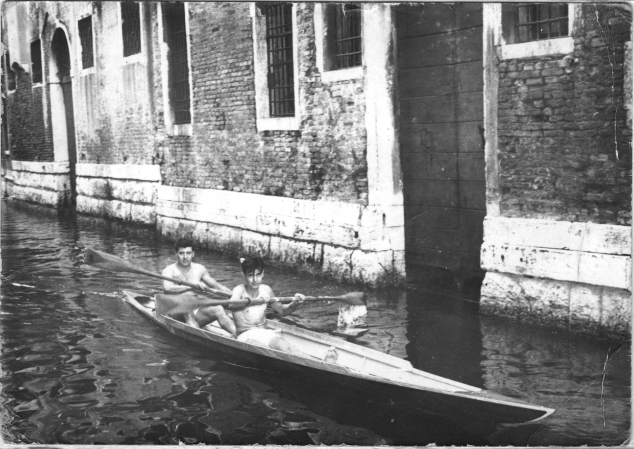 Fig. 4 - Gianni e Mirko Bezzi con la loro canoa negli anni '50