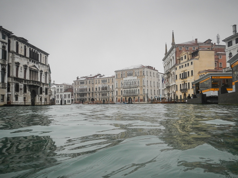 Fig. 6 - Uno scorcio del Canal Grande visto a filo d'acqua