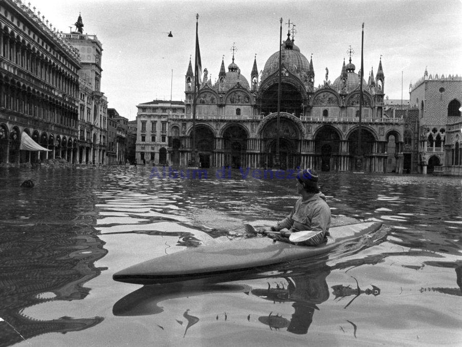Fig. 2 un kayak in Piazza San Marco durante una acqua alta