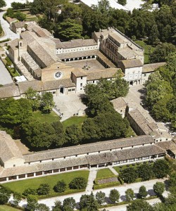 Abbazia di Fiastra: chiesa, chiostro e corte agricola