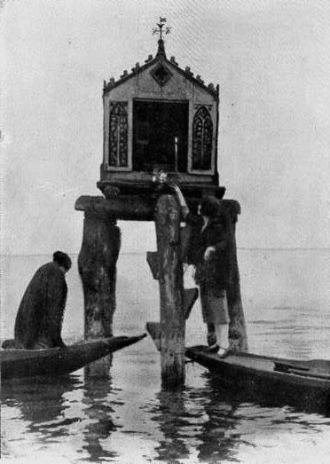 Foto d'epoca di un capitello devozionale in laguna