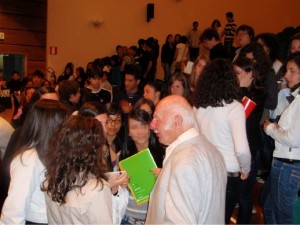 Gert Hoffmann incontra i ragazzi di un liceo dopo la visione del diapofilm prodotto da Terra Antica