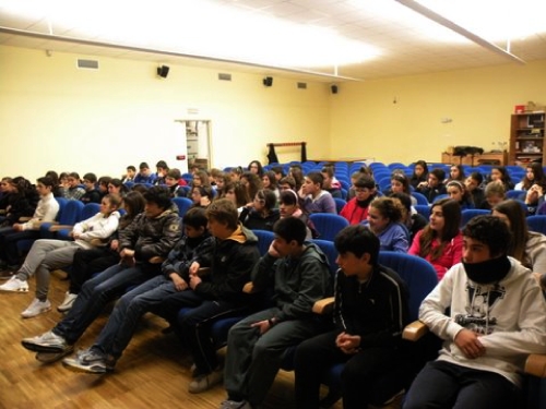 Gert Hoffmann incontra in videoconferenza i ragazzi di una scuola media di Cagliari dopo la visione del diapofilm prodotto da Terra Antica