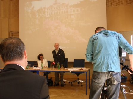 Gert Hoffmann incontra i ragazzi di una scuola superiore di Vienna dopo la visione del diapofilm prodotto da Terra Antica in lingua tedesca presente la TV austriaca