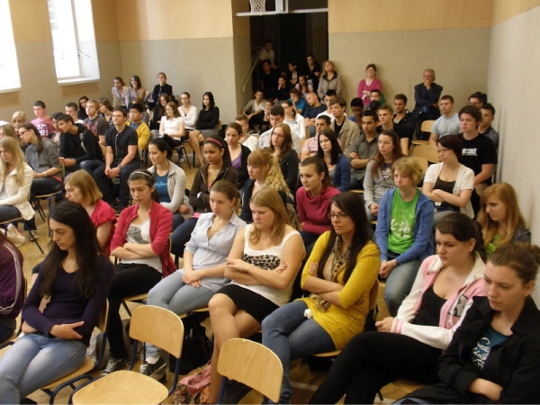 Gert Hoffmann incontra i ragazzi di una scuola superiore International Business College Hetzendorf (Vienna) dopo la visione del diapofilm prodotto da Terra Antica in lingua tedesca presente la TV austriaca