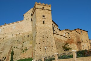 Scorcio della rocca Brunforte che domina il paese di Loro Piceno