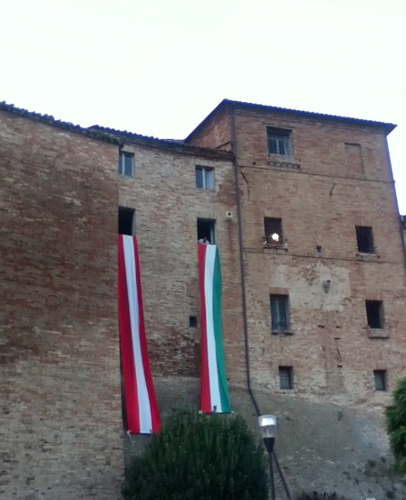 Festeggiamenti del 30° anno di gemellaggio fra le comunità di Loro Piceno e St. Nikolai. Momento della esibizione degli stendardi e canto degli inni nazionali.