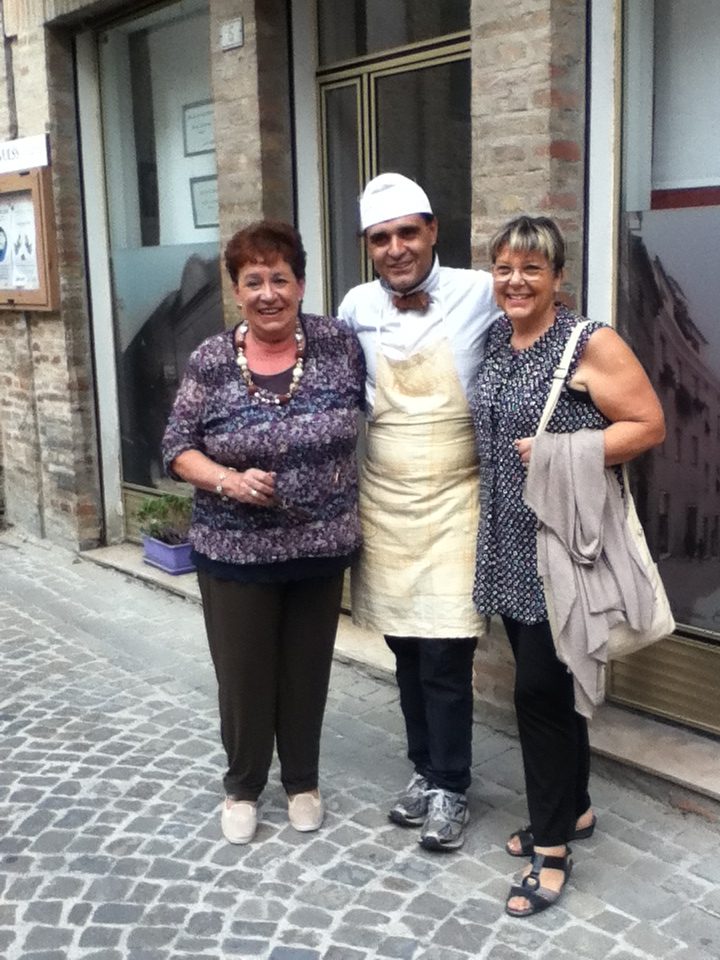 campaltini/veneziani ai festeggiamenti del 30° anno di gemellaggio fra le comunità di Loro Piceno e St. Nikolai. Beppe Cotto con le ammiratrici veneziane Daniela Toffanin e Luciana Pellizzer 