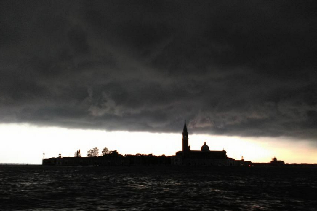 L'inconbente ed imprevisto grave temporale che si è ptersentato in laguna il 17 agosto. (foto di Elisabetta Guerra) 