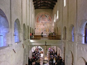 Interno della chiesa di Santa Maria a pie’ di Chienti