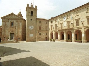 Piazza di Morrovalle con lachiesa di Sant'Agostino, la torre civica, il palazzo municipale