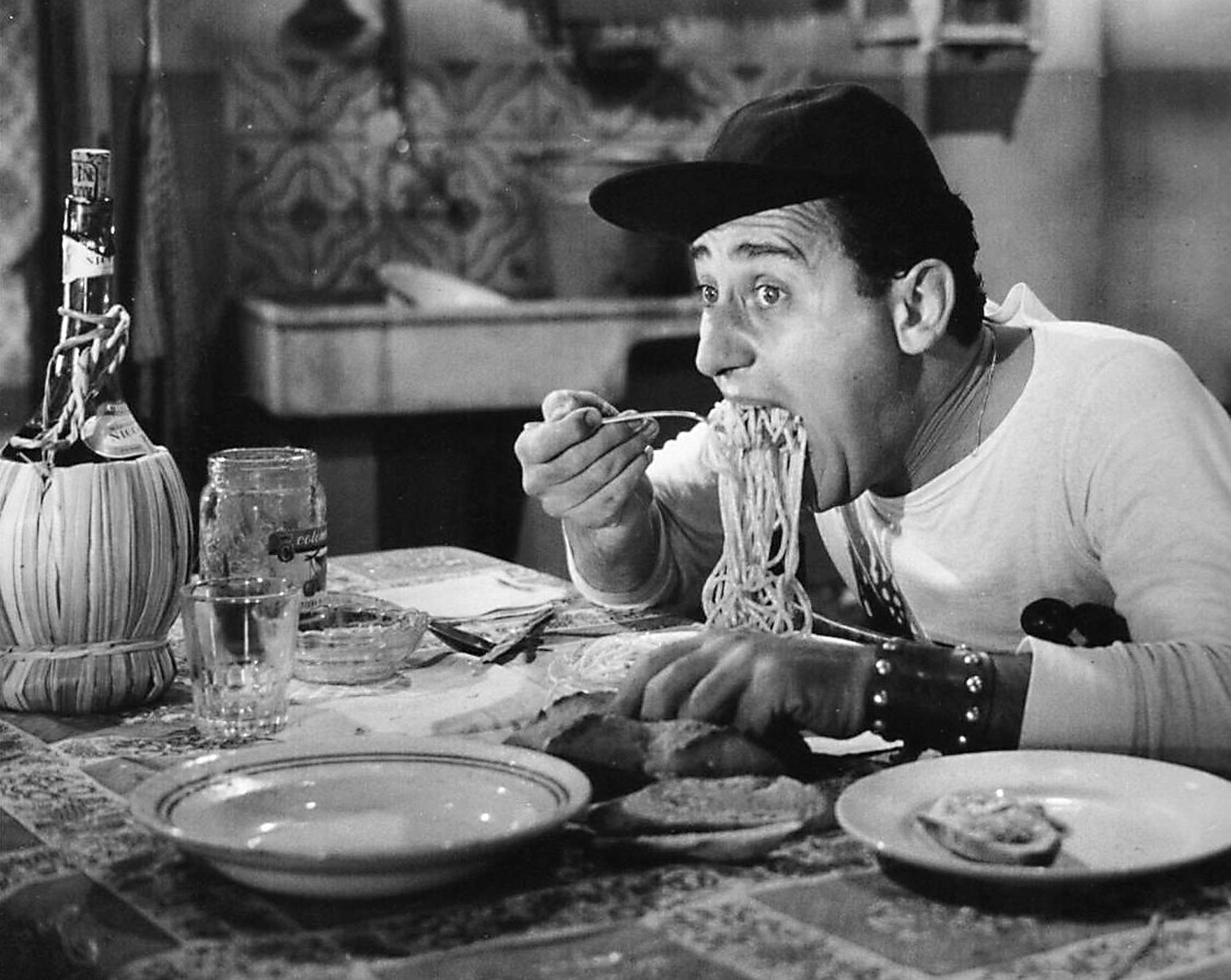 Alberto sordi, un altro grande interprete del mito italiano della pasta nel famoso film "Un americano a Roma"