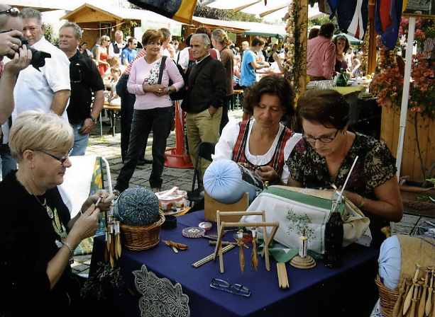 Le nostre merlettaie al "tombolo" dimostrano la loro abilità alle signore austriache a St. Nikolai durante la festa paesana (Dorffest) 2010.