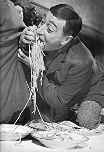 Antonio De Curtis in arte "Totò" alle prese con la pasta nel celeberrimo film "Miseria e nobiltà" (1954) 