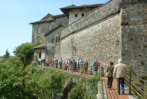 Percorso sospeso sopra il fiume Natisone per accedere al Tempietto longobardo. (foto del ns socio Giuliano Polles) 