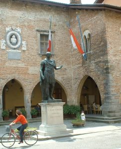 Statua commemorativa al Fondatore della Città Giulio Cesare (Foto del ns socio Giuliano Polles)