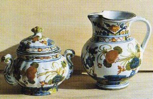 Maiolica: zuccheriera e piccolo boccale (FO)