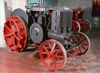 Fig. 2: Nel 1927 Francesco Cassani realizza la prima trattrice agricola al mondo con motore diesel.