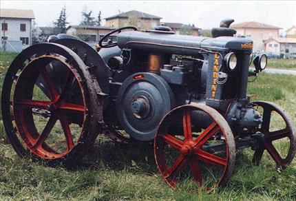 Fig. 3: In Italia, nel 1930, le industrie Landini costruirono il primo trattore con motore a testa calda.